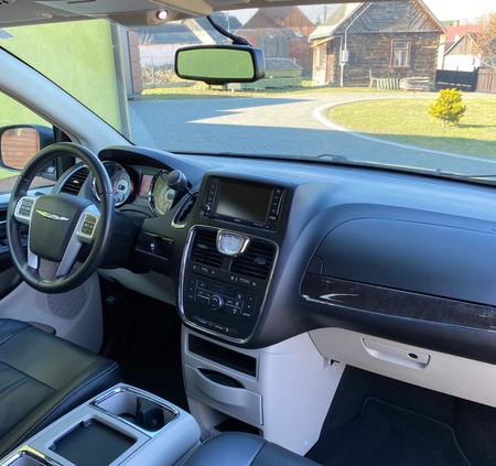 Chrysler Town &amp; Country cena 58000 przebieg: 217000, rok produkcji 2016 z Ciechanowiec małe 254